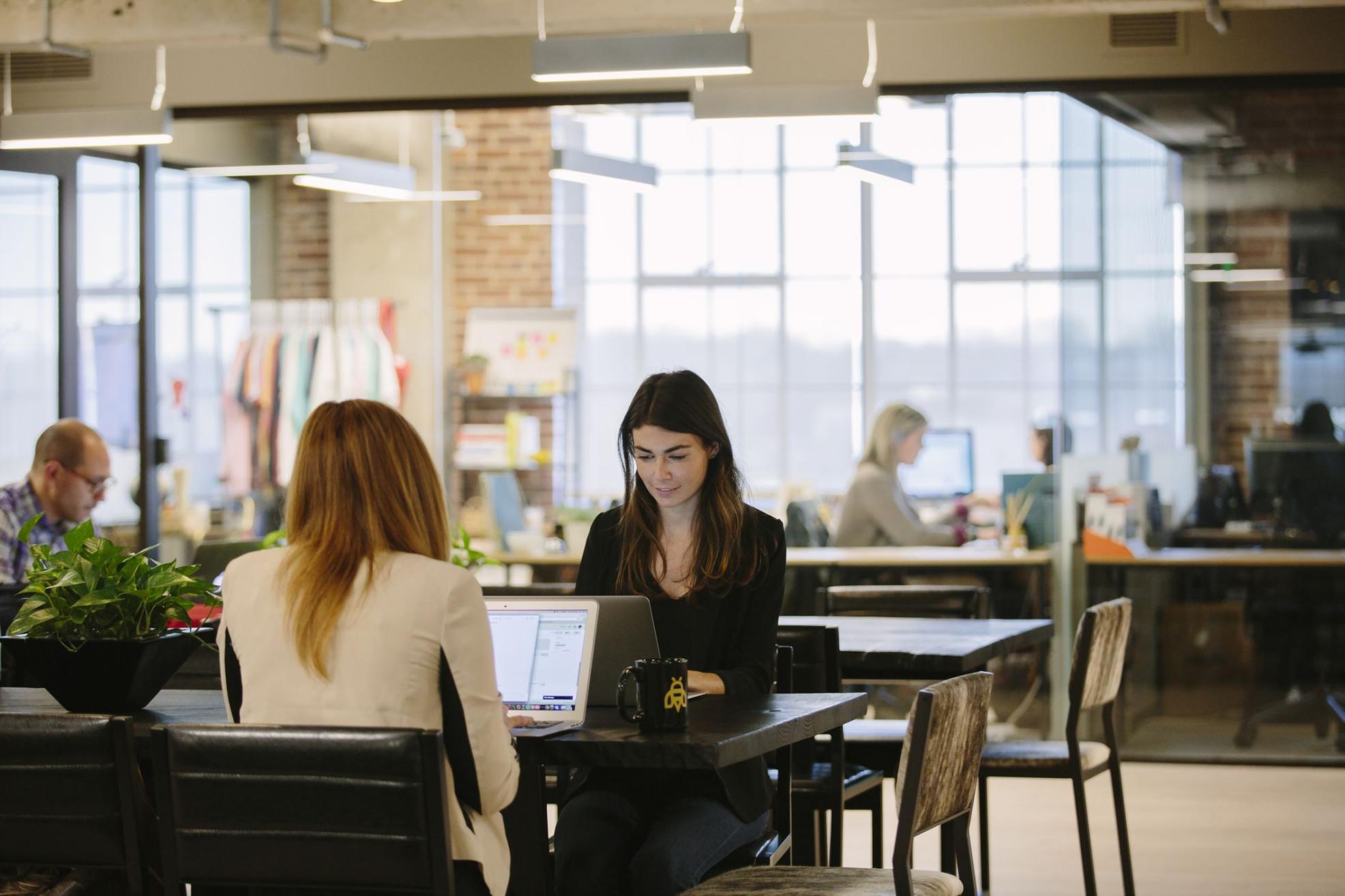 Студенты анализируют метрики e-commerce проекта